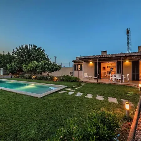 Sleeps 2 Pool Air Con Wifi Villa