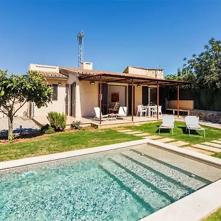 Sleeps 2 Pool Air Con Wifi